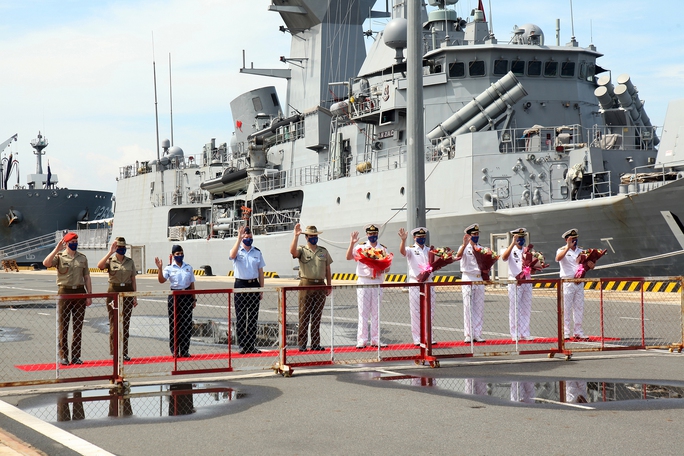 Nhóm tàu tác chiến hải quân Úc thăm Việt Nam - Ảnh 1.