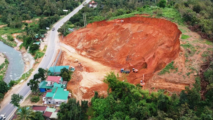 Lâm Đồng: Cận cảnh doanh nghiệp phá đồi, san lấp làm dự án cạnh Quốc lộ 20 - Ảnh 2.
