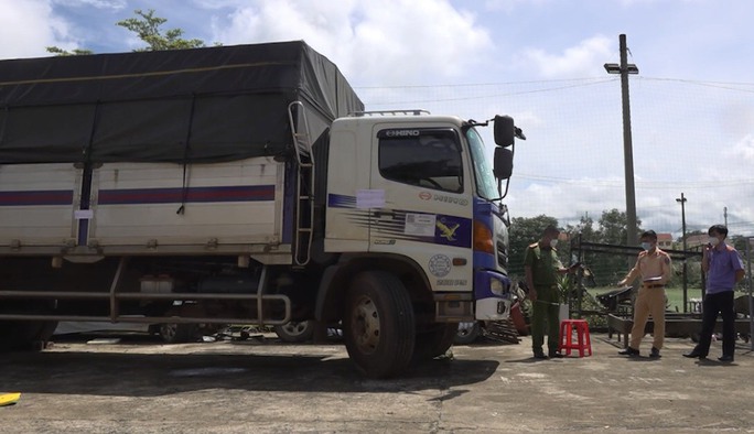 Tài xế xe tải tông gãy 2 rào chắn chốt kiểm dịch khi bỏ chạy 100km - Ảnh 2.