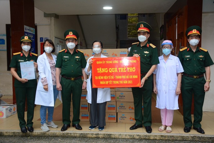 Bộ Quốc phòng thăm và tặng quà Trung Thu cho trẻ sơ sinh - Ảnh 2.