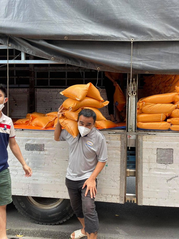 MC Quyền Linh trao tặng nghệ sĩ nghèo, công nhân sân khấu 10 tấn gạo - Ảnh 2.
