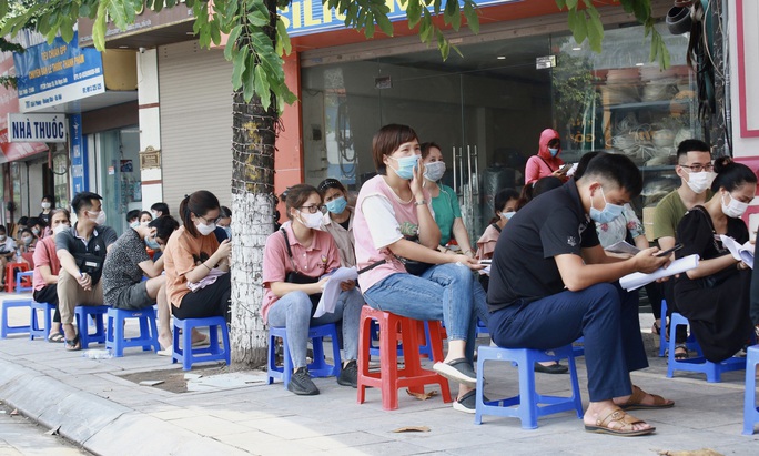 Hàng trăm người dân có bệnh nền xếp hàng chờ tiêm vắc-xin Covid-19 - Ảnh 4.