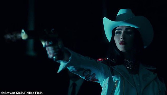 Megan Fox phô bày vẻ đẹp gợi cảm trong phim thời trang - Ảnh 4.