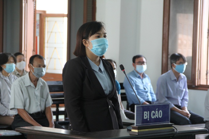 Xét xử vụ lộ đề thi công chức ở tỉnh Phú Yên: Nhiều nguyên cán bộ sở, ngành hầu tòa - Ảnh 2.