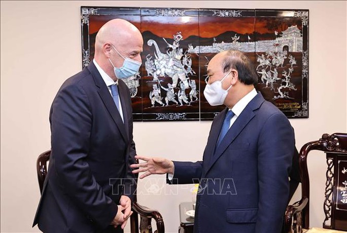 Chủ tịch nước Nguyễn Xuân Phúc tiếp Chủ tịch FIFA - Ảnh 1.
