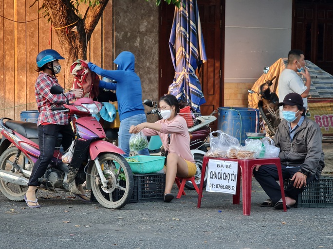 Tiểu thương tràn xuống vỉa hè lập “chợ cóc” giữa trung tâm TP Đà Nẵng - Ảnh 11.