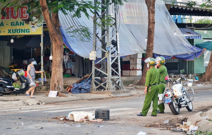 Tiểu thương tràn xuống vỉa hè lập “chợ cóc” giữa trung tâm TP Đà Nẵng - Ảnh 13.