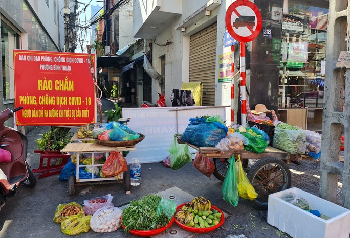 Tiểu thương tràn xuống vỉa hè lập “chợ cóc” giữa trung tâm TP Đà Nẵng - Ảnh 2.