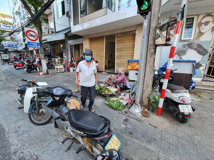 Tiểu thương tràn xuống vỉa hè lập “chợ cóc” giữa trung tâm TP Đà Nẵng - Ảnh 5.