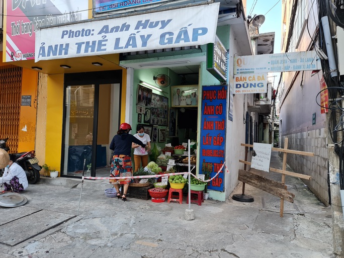 Tiểu thương tràn xuống vỉa hè lập “chợ cóc” giữa trung tâm TP Đà Nẵng - Ảnh 8.
