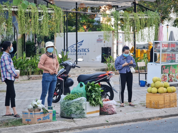 Tiểu thương tràn xuống vỉa hè lập “chợ cóc” giữa trung tâm TP Đà Nẵng - Ảnh 9.