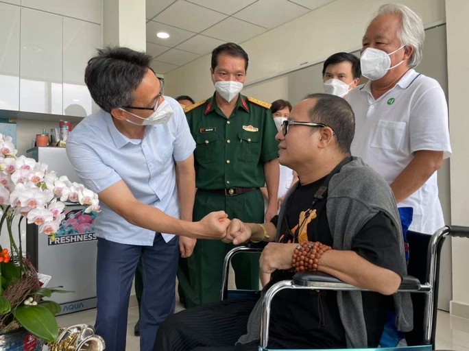 Nghệ sĩ Trần Mạnh Tuấn thổi saxophone trong bệnh viện tặng Phó Thủ tướng Vũ Đức Đam - Ảnh 1.