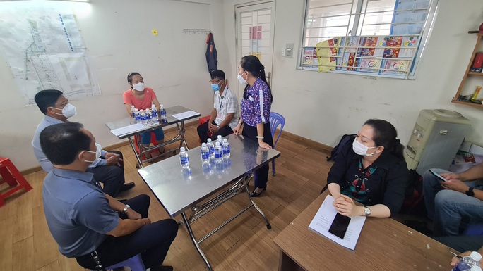 Vụ người phụ nữ bị cưỡng chế test nhanh ở Bình Dương: Lãnh đạo phường tổ chức xin lỗi công khai - Ảnh 1. Vụ người phụ nữ bị cưỡng chế test nhanh ở Bình Dương: Lãnh đạo phường tổ chức xin lỗi công khai - Ảnh 1.