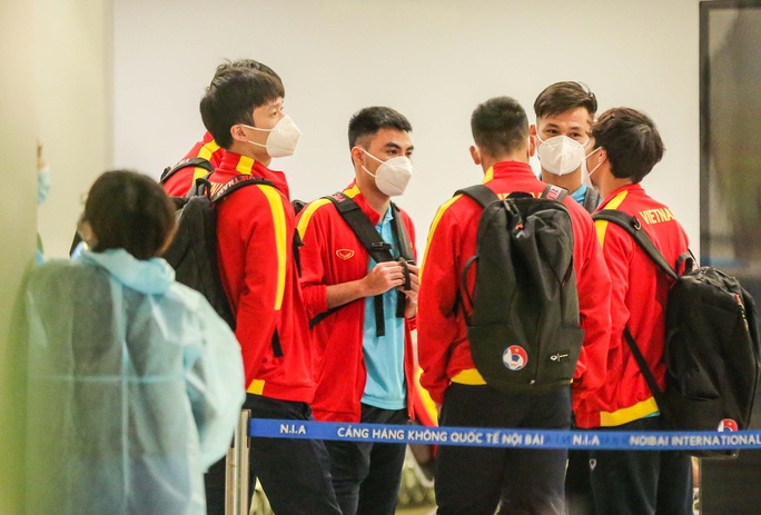 Đội tuyển Việt Nam về đến sân bay Nội Bài - Ảnh 4.