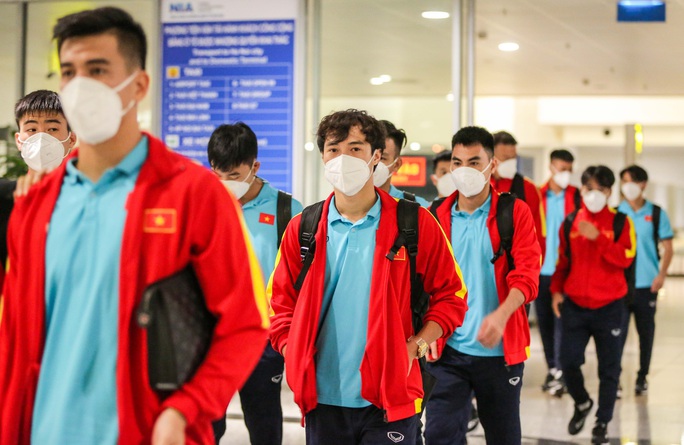 Đội tuyển Việt Nam về đến sân bay Nội Bài - Ảnh 8.