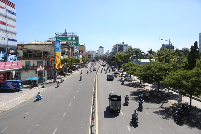 Đường phố Đà Nẵng đông đúc trở lại trong ngày đầu chuyển sang trạng thái mới - Ảnh 6.