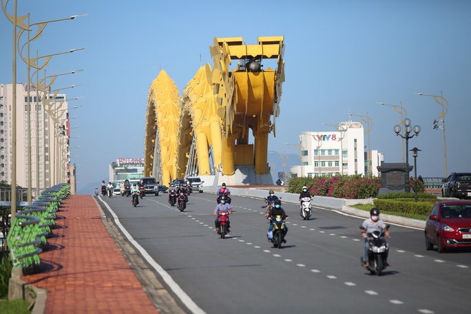 Đường phố Đà Nẵng đông đúc trở lại trong ngày đầu chuyển sang trạng thái mới - Ảnh 5.