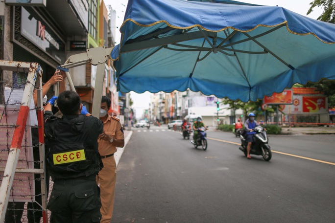 Gỡ bỏ rào chắn, đường phố TP HCM thông thoáng trở lại - Ảnh 2.