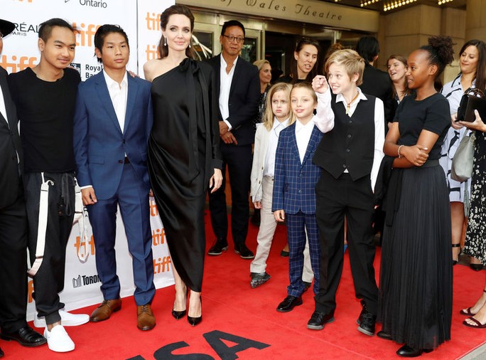 Angelina Jolie is insecure with her children living with Brad Pitt - Photo 2.