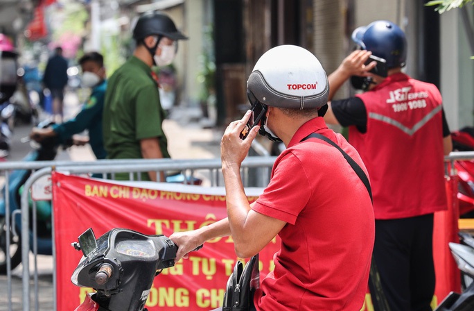 Người dân mua lương thực, thực phẩm thế nào khi Hà Nội chốt cứng 3 vùng từ 6-9? - Ảnh 1.