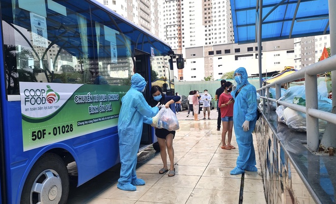Co.op Food dùng xe buýt giao hàng cho người dân TP HCM - Ảnh 3.