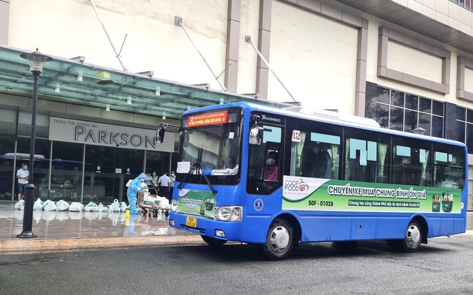 Co.op Food dùng xe buýt giao hàng cho người dân TP HCM - Ảnh 1.