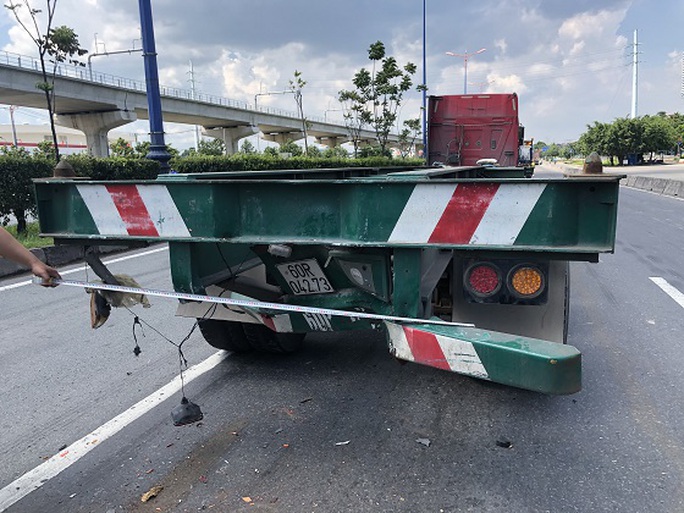 Khởi tố vụ án liên quan vụ tai nạn giữa 2 xe đầu kéo trên Xa lộ Hà Nội - Ảnh 3.