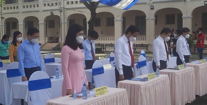 Mặc niệm bệnh nhân mất vì Covid-19 trong lễ khai giảng đặc biệt tại TP HCM - Ảnh 1.