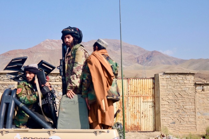 Cờ Taliban tung bay tại Panjshir, thủ lĩnh phe phản kháng im ắng - Ảnh 2.