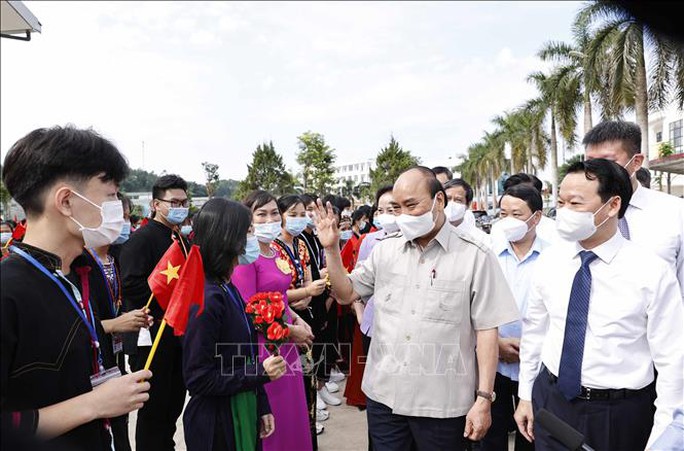 Chủ tịch nước đánh trống khai giảng tại Trường Phổ thông Dân tộc nội trú THPT tỉnh Yên Bái - Ảnh 1.