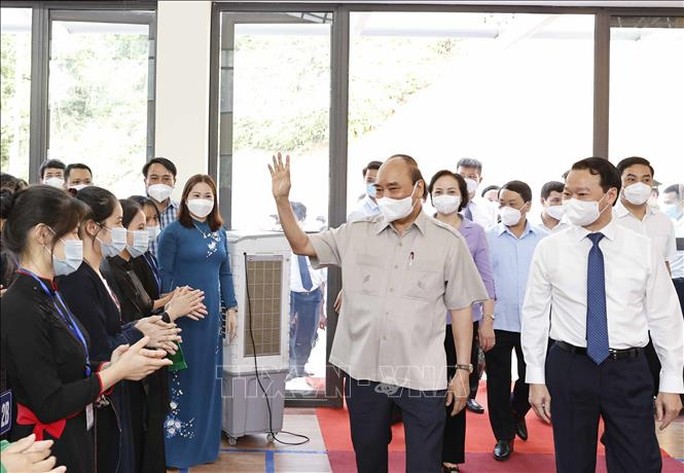 Chủ tịch nước đánh trống khai giảng tại Trường Phổ thông Dân tộc nội trú THPT tỉnh Yên Bái - Ảnh 2.