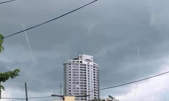 Kỳ lạ, Nha Trang xuất hiện cùng lúc 3 vòi rồng - Ảnh 1. Kỳ lạ, Nha Trang xuất hiện cùng lúc 3 vòi rồng - Ảnh 1.