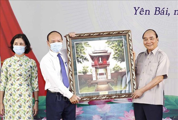Chủ tịch nước đánh trống khai giảng tại Trường Phổ thông Dân tộc nội trú THPT tỉnh Yên Bái - Ảnh 8.