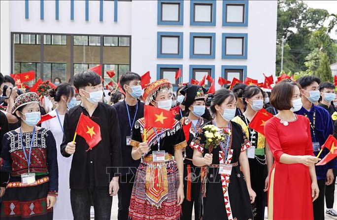 Chủ tịch nước đánh trống khai giảng tại Trường Phổ thông Dân tộc nội trú THPT tỉnh Yên Bái - Ảnh 6.