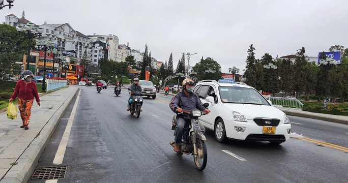 Phố sương mù nhộn nhịp sau khi mở lại một số dịch vụ - Ảnh 5.