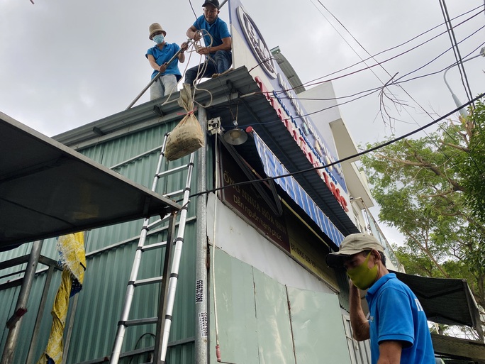 Lãnh đạo TP Đà Nẵng chỉ đạo tạo điều kiện cho dân sửa nhà chống bão số 5 trong đại dịch - Ảnh 1.