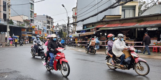 Phố sương mù nhộn nhịp sau khi mở lại một số dịch vụ - Ảnh 1.