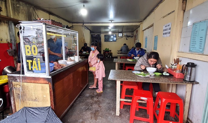 Phố sương mù nhộn nhịp sau khi mở lại một số dịch vụ - Ảnh 9.