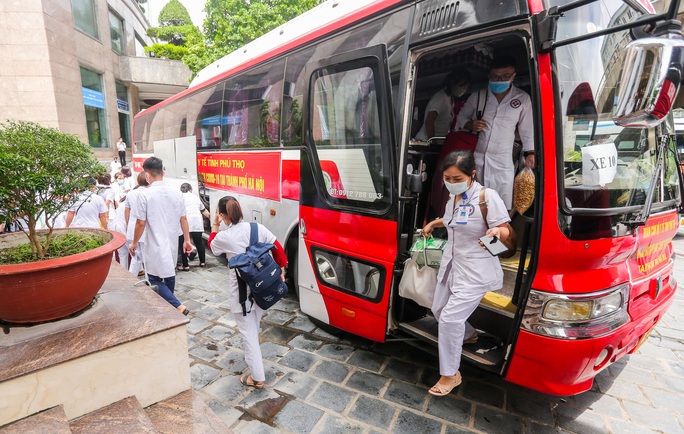 CLIP: 500 y bác sĩ Phú Thọ tới Hà Nội hỗ trợ tiêm vắc-xin và xét nghiệm Covid-19 - Ảnh 5.