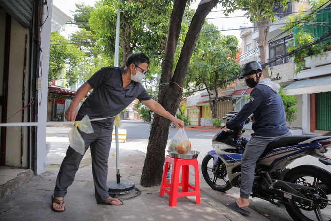 TP HCM: Ngày đầu tiên hàng quán bán mang về thông qua shipper giao hàng - Ảnh 1.