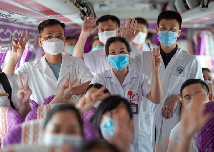 CLIP: 500 y bác sĩ Phú Thọ tới Hà Nội hỗ trợ tiêm vắc-xin và xét nghiệm Covid-19 - Ảnh 14.