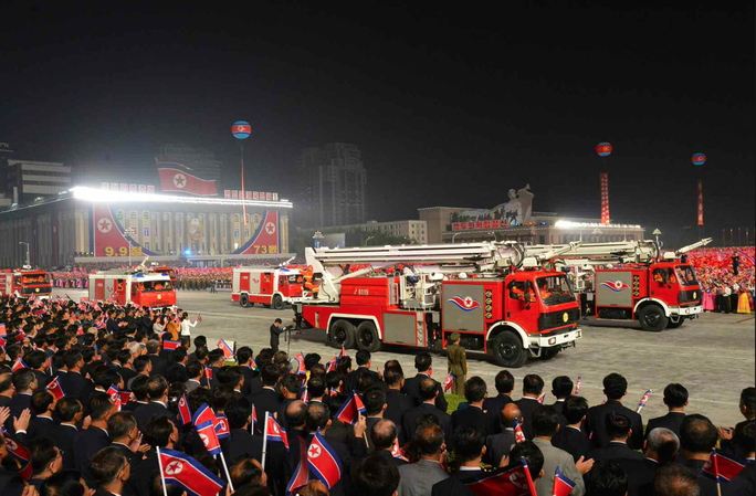 Lễ duyệt binh kỳ lạ của Triều Tiên: Trang phục khử nhiễm chiếm sóng - Ảnh 8.