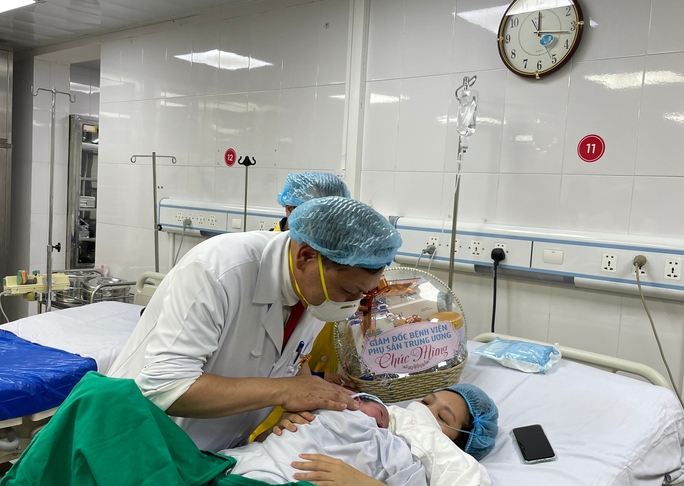 Ngắm những công dân nhí đầu tiên năm 2022 tại bệnh viện sản lớn nhất miền Bắc - Ảnh 8.