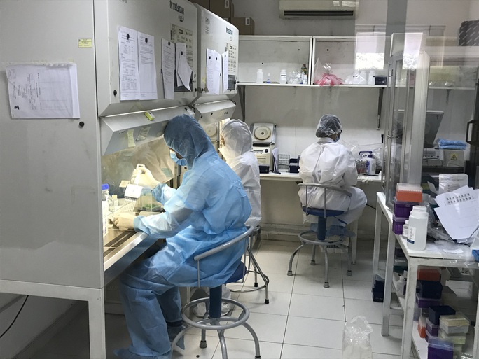 TP HCM: Kết quả xét nghiệm của 305 hành khách chung chuyến bay với 5 ca Omicron - Ảnh 1.