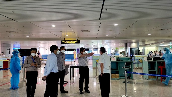 TP HCM: Kết quả xét nghiệm của 305 hành khách chung chuyến bay với 5 ca Omicron - Ảnh 2.