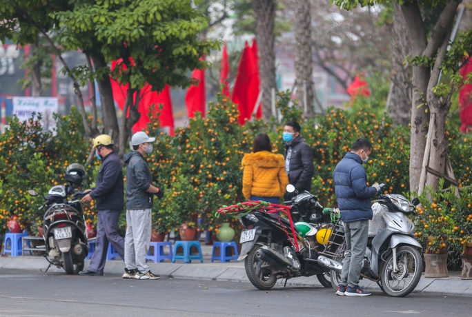 Sắc xuân xuống phố, nhiều tiểu thương méo mặt vì thị trường Tết ảm đạm - Ảnh 11.