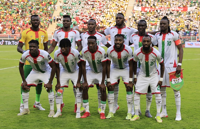 Chủ nhà Cameroon ngược dòng, hạ Burkina Faso mở màn CAN 2021 - Ảnh 10.