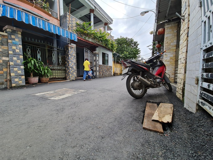 Xác minh phản ánh về nắp cống nghi có cốt xốp ở Đà Nẵng - Ảnh 3.