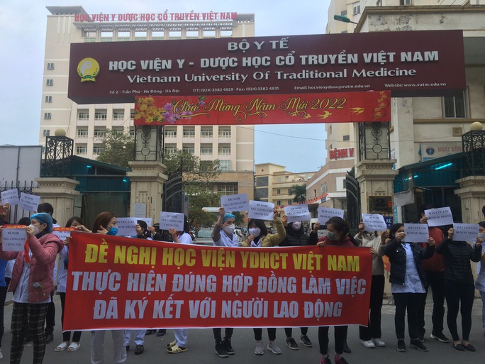Bộ Y tế chỉ đạo khẩn vụ nhân viên Bệnh viện Tuệ Tĩnh căng băng rôn đòi nợ lương - Ảnh 1.