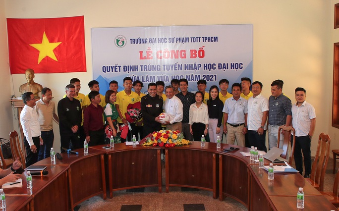 hlv-kiatisuk-senamuang-tang-qua-bong-16421458514711379768589.jpg